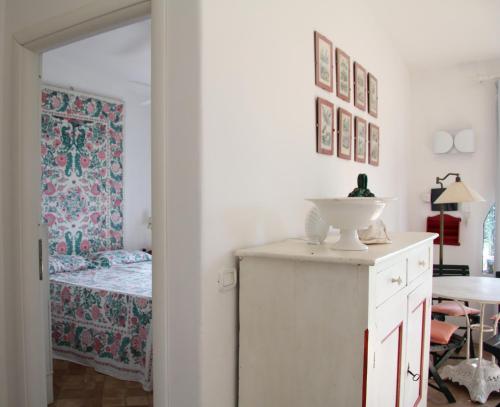 a bedroom with a bed and a sink and a table at LecaseRosa Casa Elide in Santa Domenica