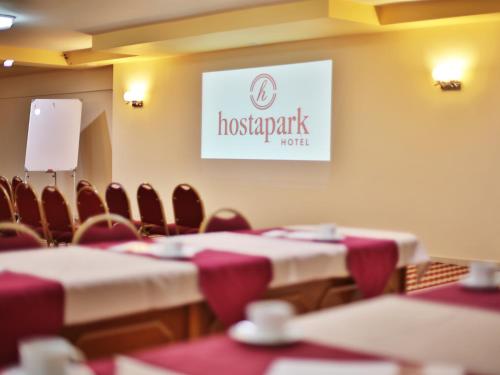 Hostapark Hotelに飾ってある許可証、賞状、看板またはその他の書類