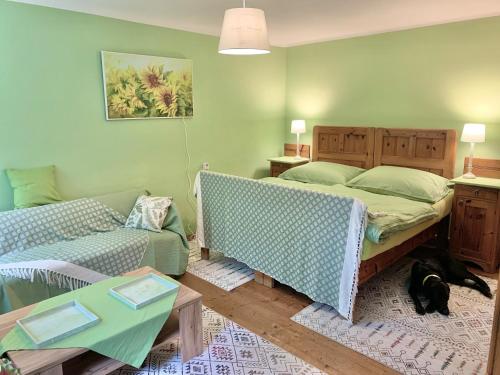 Łóżko lub łóżka w pokoju w obiekcie Newly renovated house Reichenau nature reserve