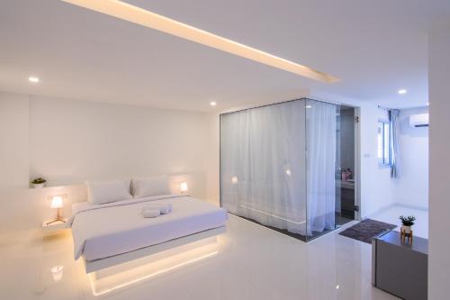 Ένα ή περισσότερα κρεβάτια σε δωμάτιο στο Thewhitehotel BY Charoensri - SHA Extra Plus