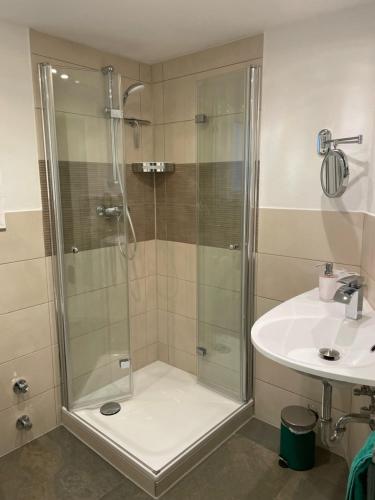 a bathroom with a shower and a sink at gemütliches, freistehendes Ferienhaus in Koblenz
