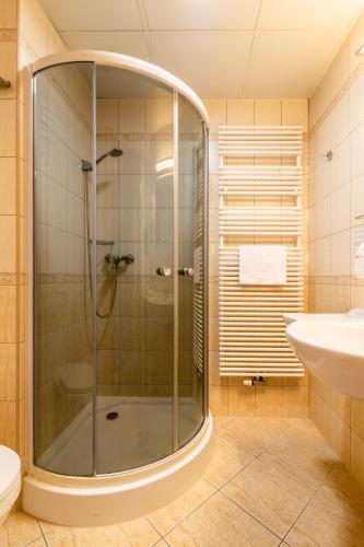 a bathroom with a shower and a sink at Aqua Hotel Termál in Mosonmagyaróvár