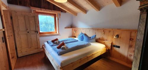 ゲルロスにあるPension Wassererhofのベッドルーム1室(青いシーツと窓付)