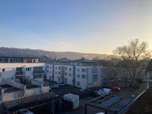 ariale Aussicht auf eine Stadt mit Gebäuden und einem Parkplatz in der Unterkunft Ferienwohnung Tiny in Dresden