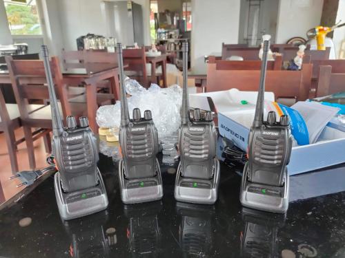 Heaven Valley Resorts Vagamon في فاغامون: مجموعة من أربعة أجهزة تحكم عن بعد موضوعة على طاولة