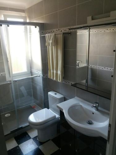 une salle de bain avec toilettes, lavabo et douche dans l'établissement la luciole 2, à Canet
