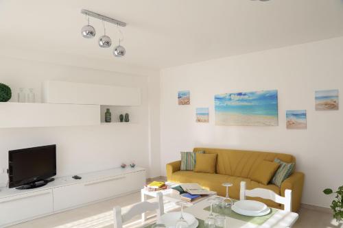 een woonkamer met een bank en een tafel bij La Perla in Taormina