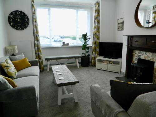 A seating area at 'Harbour View' on the river by Gorleston's award winning beach - Pet free!