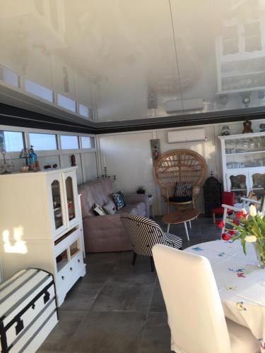 un salon avec un canapé et une table dans l'établissement LES HIPPOCAMPES, à La Teste-de-Buch