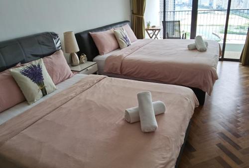 duas camas num quarto com duas toalhas brancas em Landmark Lovely Coast View King Suite#500mbpsWifi#Netflix em Tanjong Tokong