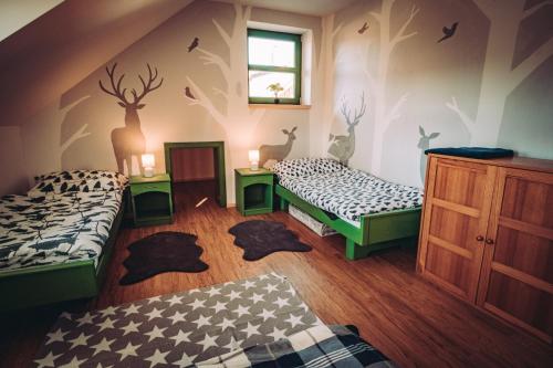 Postel nebo postele na pokoji v ubytování Zelený Jelen - horský apartmán
