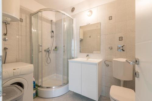 A bathroom at Pujanke Residence - large 3 bedroom apartment