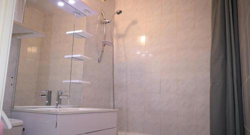 une salle de bain avec douche et lavabo dans l'établissement Résidence Cap Azur Appartement 209, à Villeneuve-Loubet