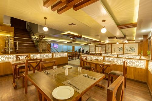 En restaurant eller et andet spisested på Gorakha Hotel