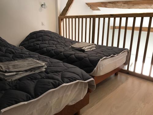 two twin beds in a room with a balcony at Studio Aux 2 Chouettes in Saint-Didier-sur-Chalaronne