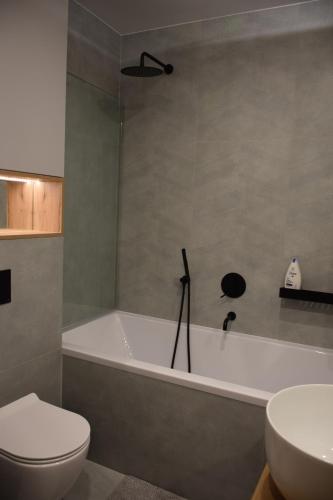 Ванна кімната в Uroczy apartament z widokiem i darmowym parkingiem