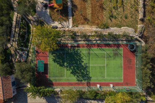 an overhead view of a tennis court at Anica&Jaglica in Brištane