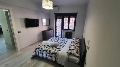奧斯蒂亞的住宿－Alloggio Turistico Ostia，一间卧室配有一张床和一台电视