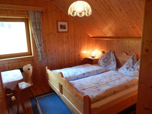 Kleines Ferienhaus Koglerhütte tesisinde bir odada yatak veya yataklar