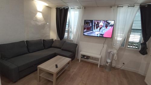 TV a/nebo společenská místnost v ubytování Studio Neuf climatisé Centre ville #5