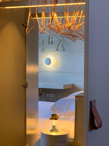 uma sala com um quarto com uma cama e um espelho em Element em Viseu