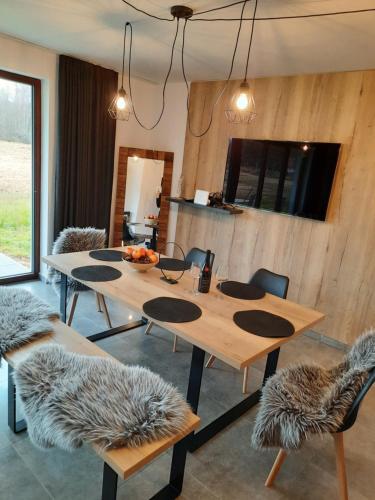 comedor con mesa de madera y sillas en Apartmán Pod Hochfichtem, en Nová Pec