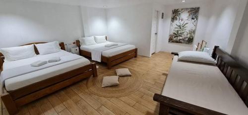 a hotel room with two beds and a rug at La View Mountain Resort in Damasanan