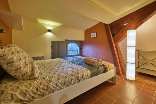 - une chambre avec un lit dans l'établissement AUTOUR DU CHATEAU, à Carcassonne