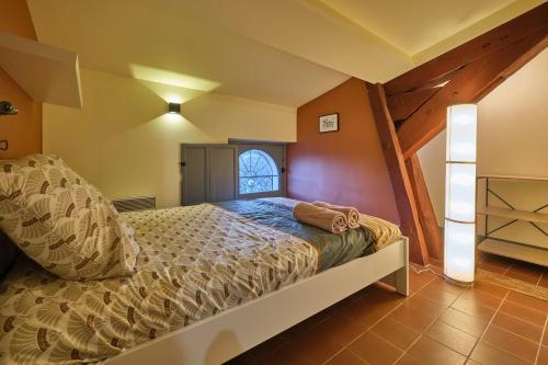 un dormitorio con una cama en una habitación en AUTOUR DU CHATEAU, en Carcassonne