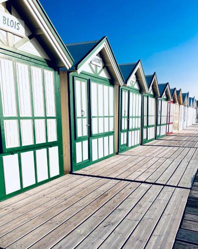 a row of buildings on a wooden deck at Escale 7 in Cayeux-sur-Mer