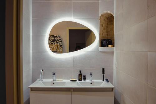 塞普的住宿－La Maison des 3 Chouettes，浴室设有白色水槽和镜子