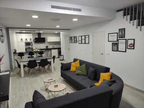 El Rincón de Moreno في Munébrega: غرفة معيشة مع أريكة وغرفة طعام
