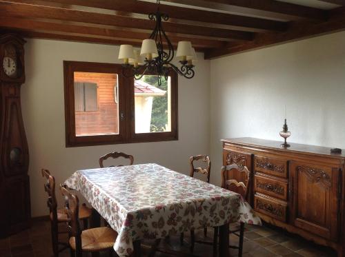 une salle à manger avec une table et une fenêtre dans l'établissement Les Grangettes 2 - DUPLEX - WIFI gratuite, aux Carroz d'Arâches