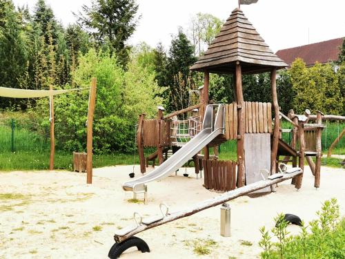 plac zabaw ze zjeżdżalnią i zjeżdżalnią w obiekcie Pension 'Am Vogelherd' w mieście Schleiz