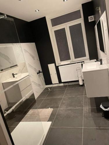 La salle de bains est pourvue de 2 lavabos et de 2 miroirs. dans l'établissement Room of Tournai 2, à Tournai