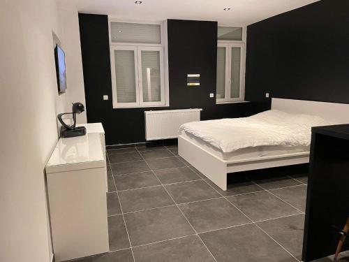 - une chambre avec un lit et du carrelage dans l'établissement Room of Tournai 2, à Tournai