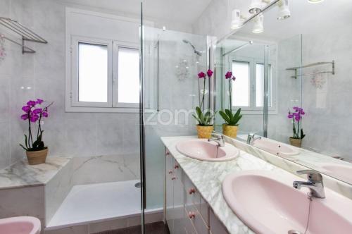 łazienka z 2 umywalkami i prysznicem w obiekcie Piso grande-Playa a 250m-PortAventura a 15min por autovía w mieście Miami Platja