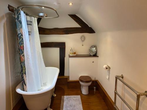 Kamar mandi di Hood Lane Farm B&B