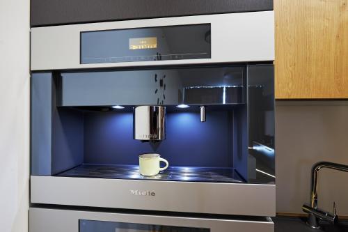 - une tasse de café assise à l'intérieur d'un four micro-ondes dans l'établissement RV Apartment Onyx, à Starý Smokovec