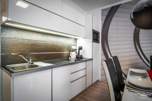 Kuchyňa alebo kuchynka v ubytovaní MyFlat Diamond Bay Apartment