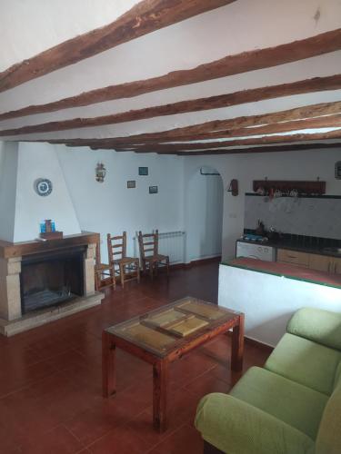 - un salon avec un canapé et une table basse dans l'établissement Casa Rural El Cortijo Nuevo, en El Cerezo, à El Cerezo