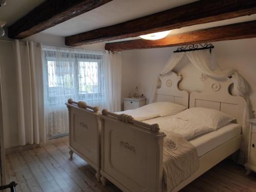 Un pat sau paturi într-o cameră la Omas Schmuckkästle