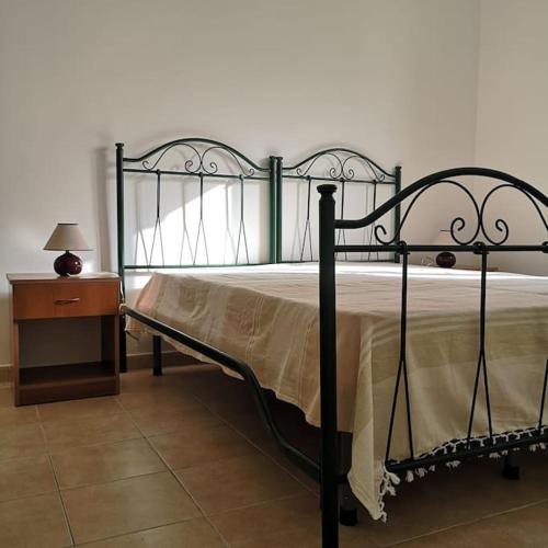 ein Bett in einem Zimmer mit einem Nachttisch und einem Bett sidx sidx sidx sidx sidx sidx in der Unterkunft Villa Aurora in Capilungo