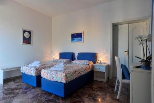 ガリポリにあるB&B Contemoroのベッドルーム1室(ベッド1台、テーブル、椅子付)