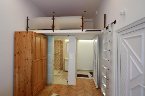 Cette chambre comprend des lits superposés et un placard. dans l'établissement Vito Apartman, à Eger