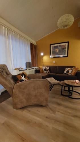 een woonkamer met 2 banken en een tafel bij Vakantiehuis Amber in Simpelveld