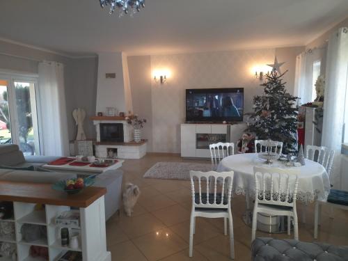 una sala de estar con un árbol de Navidad y una mesa y sillas en Mazurskie Wzgórze Dom Wakacyjny, en Rydzewo