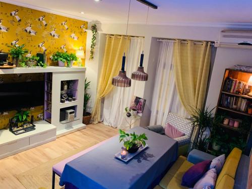 una sala de estar con un sofá y una mesa en Casa Pepita Gutiérrez, en Sevilla