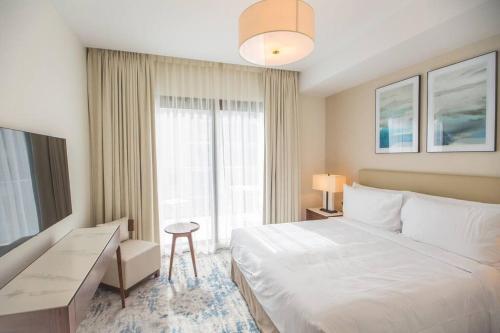 Een bed of bedden in een kamer bij Luxurious 5 Bedroom Apartment - Full Ocean view