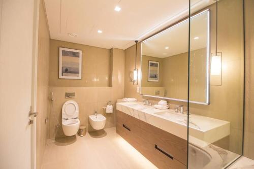 ห้องน้ำของ Luxurious 5 Bedroom Apartment - Full Ocean view